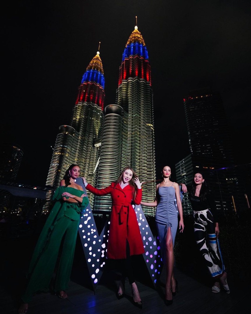 Cùng Hoa hậu và Á hậu sang Việt Nam, bà chủ Miss Universe bị nhận xét 'ô dề' vì loạt khoảnh khắc này? - Ảnh 3. Cùng Hoa hậu và Á hậu sang Việt Nam, bà chủ Miss Universe bị nhận xét 'ô dề' vì loạt khoảnh khắc này? - Ảnh 3.