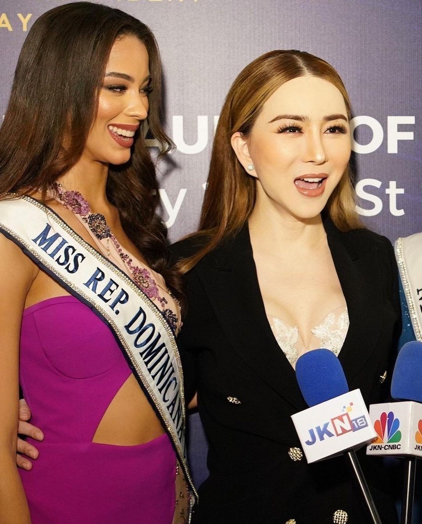 Cùng Hoa hậu và Á hậu sang Việt Nam, bà chủ Miss Universe bị nhận xét 'ô dề' vì loạt khoảnh khắc này? - Ảnh 5. Cùng Hoa hậu và Á hậu sang Việt Nam, bà chủ Miss Universe bị nhận xét 'ô dề' vì loạt khoảnh khắc này? - Ảnh 5.