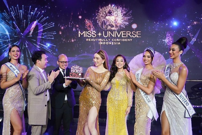 Cùng Hoa hậu và Á hậu sang Việt Nam, bà chủ Miss Universe bị nhận xét 'ô dề' vì loạt khoảnh khắc này? - Ảnh 4. Cùng Hoa hậu và Á hậu sang Việt Nam, bà chủ Miss Universe bị nhận xét 'ô dề' vì loạt khoảnh khắc này? - Ảnh 4.