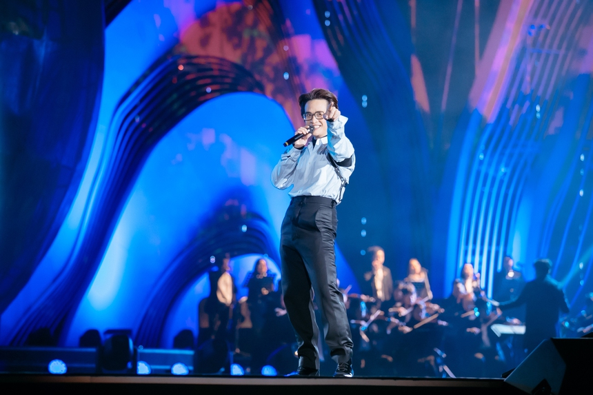 Đêm mở màn Chân Trời Rực Rỡ: Hà Anh Tuấn cover hit Mỹ Tâm và có 1 lời nhắn đến “chị đẹp”, “huyền thoại” Kitaro khiến khán giả “nổi da gà” - Ảnh 3. Đêm mở màn Chân Trời Rực Rỡ: Hà Anh Tuấn cover hit Mỹ Tâm và có 1 lời nhắn đến “chị đẹp”, “huyền thoại” Kitaro khiến khán giả “nổi da gà” - Ảnh 3.