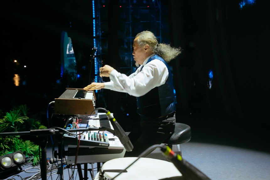 Đêm mở màn Chân Trời Rực Rỡ: Hà Anh Tuấn cover hit Mỹ Tâm và có 1 lời nhắn đến “chị đẹp”, “huyền thoại” Kitaro khiến khán giả “nổi da gà” - Ảnh 10. Đêm mở màn Chân Trời Rực Rỡ: Hà Anh Tuấn cover hit Mỹ Tâm và có 1 lời nhắn đến “chị đẹp”, “huyền thoại” Kitaro khiến khán giả “nổi da gà” - Ảnh 10.