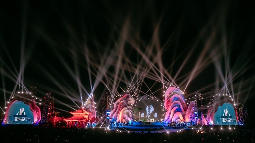 Đêm mở màn Chân Trời Rực Rỡ: Hà Anh Tuấn cover hit Mỹ Tâm và có 1 lời nhắn đến “chị đẹp”, “huyền thoại” Kitaro khiến khán giả “nổi da gà” - Ảnh 2. Đêm mở màn Chân Trời Rực Rỡ: Hà Anh Tuấn cover hit Mỹ Tâm và có 1 lời nhắn đến “chị đẹp”, “huyền thoại” Kitaro khiến khán giả “nổi da gà” - Ảnh 2.