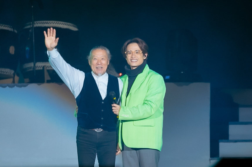 Đêm mở màn Chân Trời Rực Rỡ: Hà Anh Tuấn cover hit Mỹ Tâm và có 1 lời nhắn đến “chị đẹp”, “huyền thoại” Kitaro khiến khán giả “nổi da gà” - Ảnh 7. Đêm mở màn Chân Trời Rực Rỡ: Hà Anh Tuấn cover hit Mỹ Tâm và có 1 lời nhắn đến “chị đẹp”, “huyền thoại” Kitaro khiến khán giả “nổi da gà” - Ảnh 7.