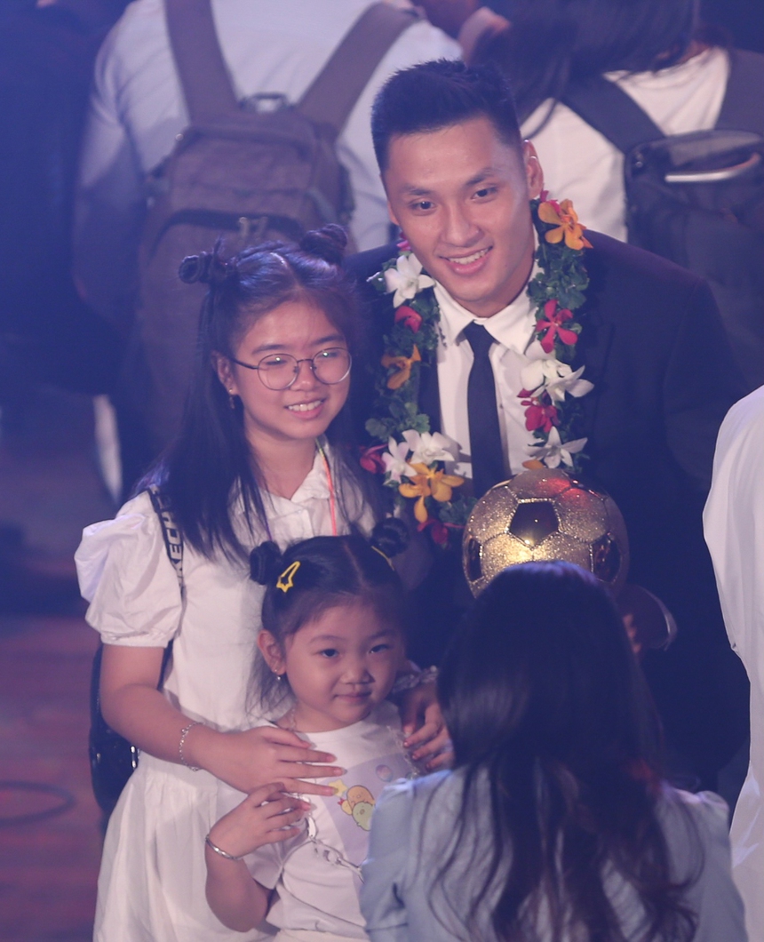 Người hâm mộ vây kín những Quả bóng vàng Việt Nam 2022 và các cá nhân xuất sắc - Ảnh 5. Người hâm mộ vây kín những Quả bóng vàng Việt Nam 2022 và các cá nhân xuất sắc - Ảnh 5.