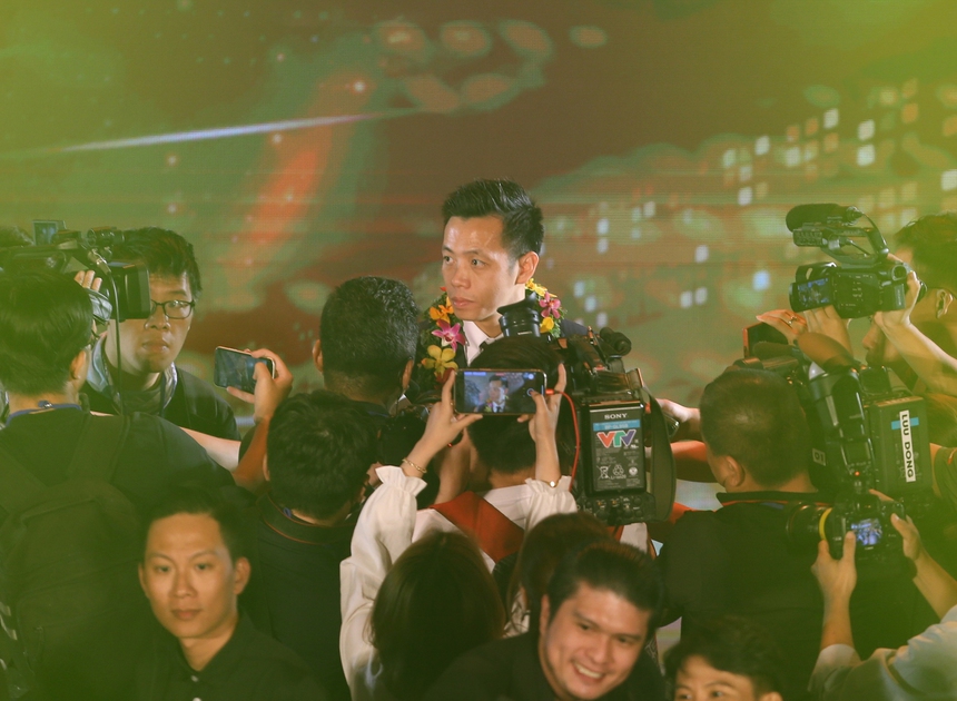 Người hâm mộ vây kín những Quả bóng vàng Việt Nam 2022 và các cá nhân xuất sắc - Ảnh 2. Người hâm mộ vây kín những Quả bóng vàng Việt Nam 2022 và các cá nhân xuất sắc - Ảnh 2.