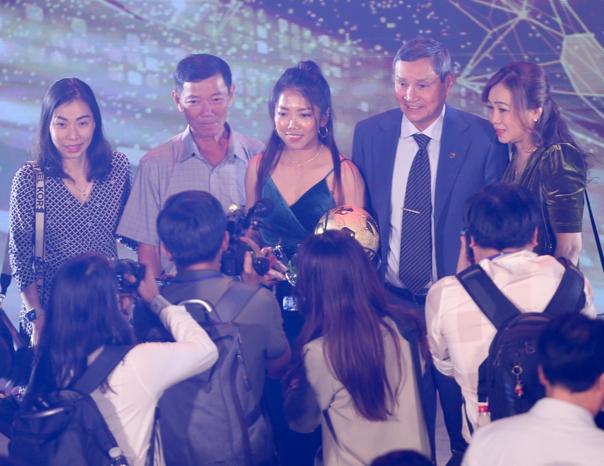 Người hâm mộ vây kín những Quả bóng vàng Việt Nam 2022 và các cá nhân xuất sắc - Ảnh 4. Người hâm mộ vây kín những Quả bóng vàng Việt Nam 2022 và các cá nhân xuất sắc - Ảnh 4.