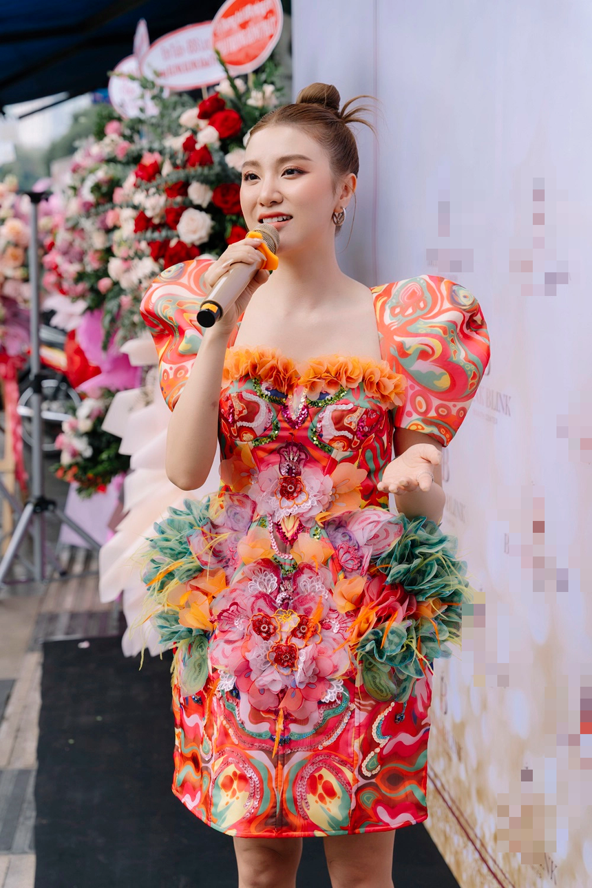 Hạnh Sino bên dàn siêu xe trăm tỷ gây náo loạn khu phố - Ảnh 4.