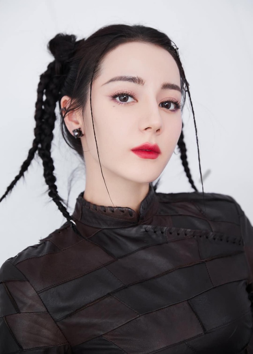 Địch Lệ Nhiệt Ba xuất hiện cực ngầu ở sân bay, đẩy hành lý phăng phăng nhưng có xóa tan được tin đồn bầu bí? - Ảnh 7.