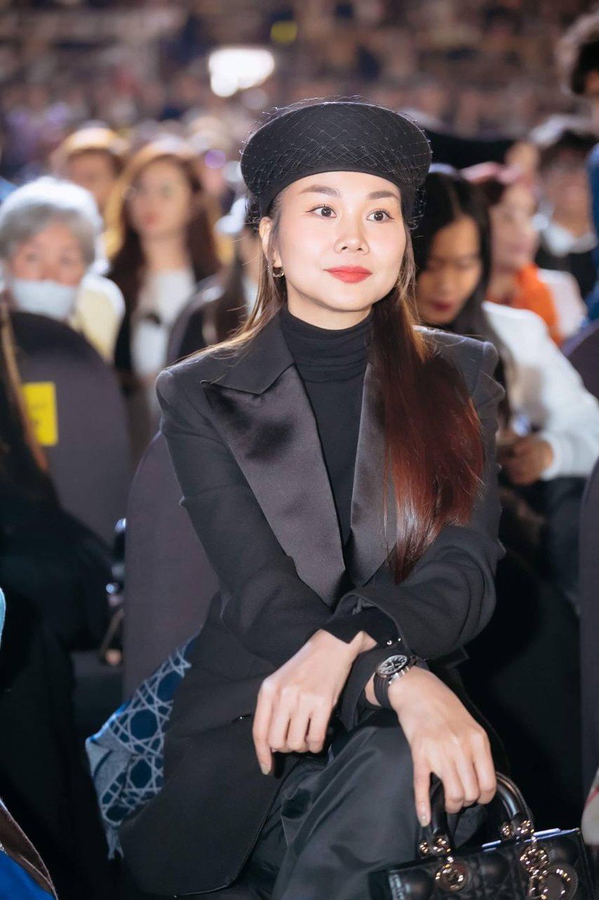 Thanh Hằng xuất hiện ủng hộ "người tình tin đồn" Hà Anh Tuấn, gần 10 nghìn khán giả lấp đầy đêm concert thứ hai - Ảnh 2. Thanh Hằng xuất hiện ủng hộ "người tình tin đồn" Hà Anh Tuấn, gần 10 nghìn khán giả lấp đầy đêm concert thứ hai - Ảnh 2.