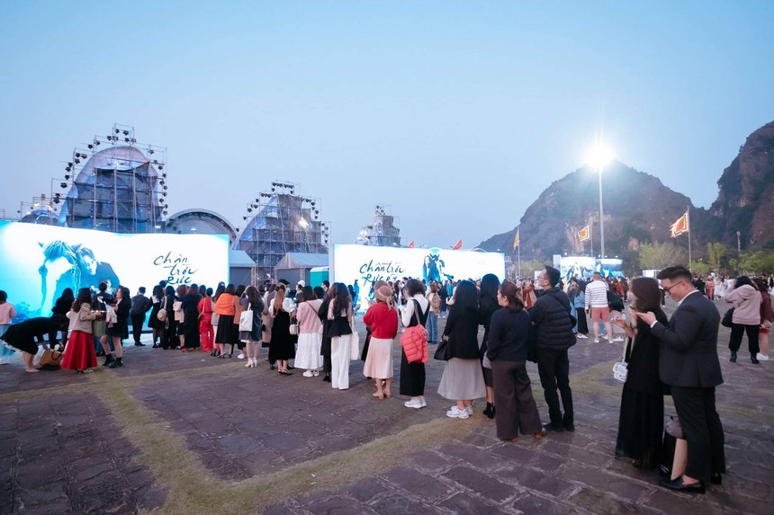 Thanh Hằng xuất hiện ủng hộ "người tình tin đồn" Hà Anh Tuấn, gần 10 nghìn khán giả lấp đầy đêm concert thứ hai - Ảnh 7. Thanh Hằng xuất hiện ủng hộ "người tình tin đồn" Hà Anh Tuấn, gần 10 nghìn khán giả lấp đầy đêm concert thứ hai - Ảnh 7.