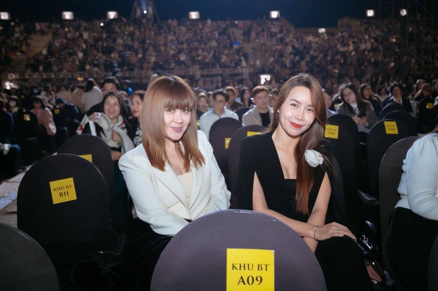 Thanh Hằng xuất hiện ủng hộ "người tình tin đồn" Hà Anh Tuấn, gần 10 nghìn khán giả lấp đầy đêm concert thứ hai - Ảnh 5. Thanh Hằng xuất hiện ủng hộ "người tình tin đồn" Hà Anh Tuấn, gần 10 nghìn khán giả lấp đầy đêm concert thứ hai - Ảnh 5.