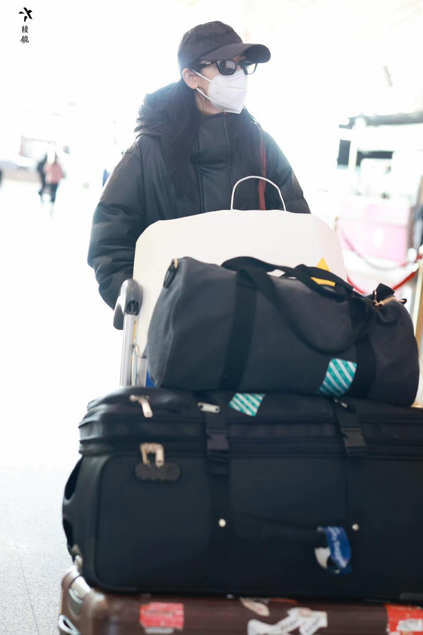 Địch Lệ Nhiệt Ba xuất hiện cực ngầu ở sân bay, đẩy hành lý phăng phăng nhưng có xóa tan được tin đồn bầu bí? - Ảnh 4.