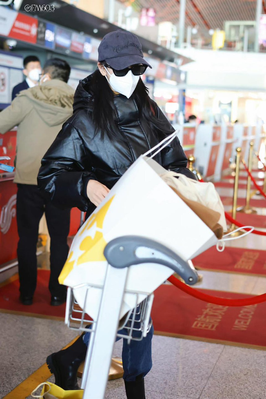 Địch Lệ Nhiệt Ba xuất hiện cực ngầu ở sân bay, đẩy hành lý phăng phăng nhưng có xóa tan được tin đồn bầu bí? - Ảnh 2.