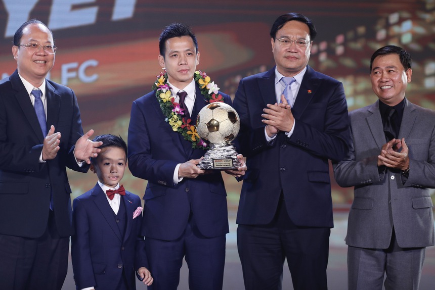 Văn Quyết bước vào "Ngôi đền của những huyền thoại" - Ảnh 1.