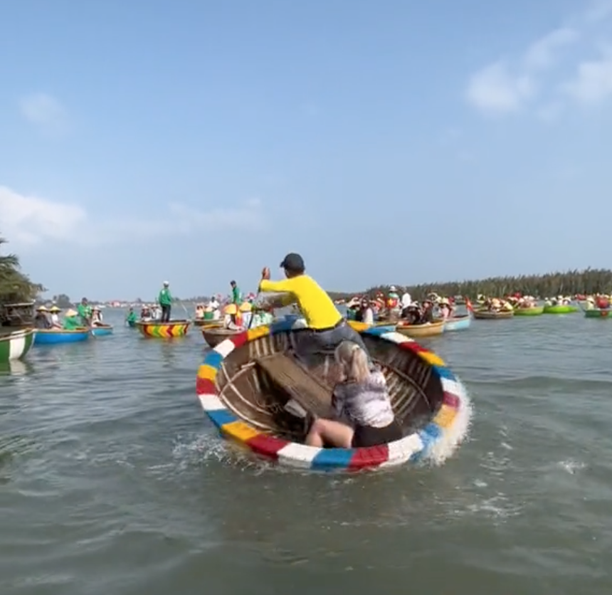 Trải nghiệm du lịch độc lạ của Việt Nam: Nhiều người chơi xong muốn "tiền đình" nhưng du khách nước ngoài vẫn mê tít - Ảnh 5.