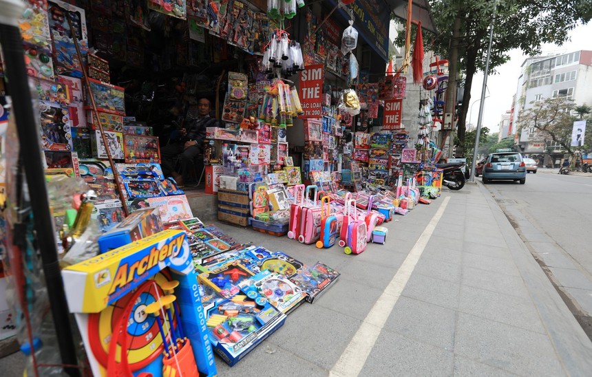 Quản lý vỉa hè tại Hà Nội: Cần tránh bệnh hình thức - Ảnh 2.