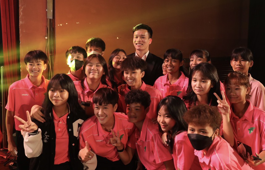 Người hâm mộ vây kín những Quả bóng vàng Việt Nam 2022 và các cá nhân xuất sắc - Ảnh 8. Người hâm mộ vây kín những Quả bóng vàng Việt Nam 2022 và các cá nhân xuất sắc - Ảnh 8.