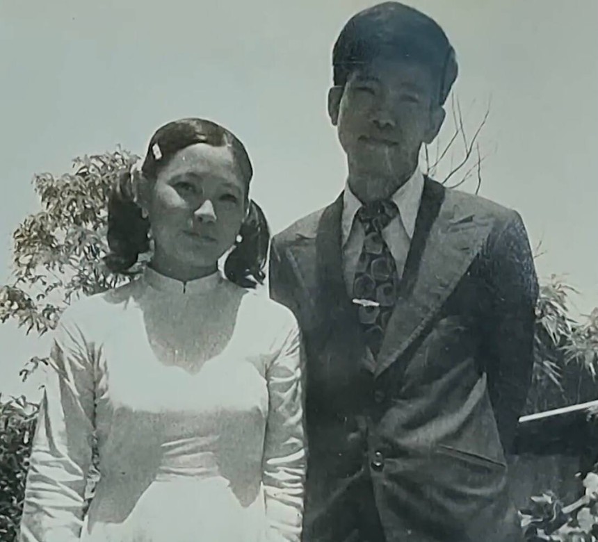 Từ chối tiểu thư con đại gia để lấy đồng nghiệp, thầy giáo vất vả vừa chăm vợ đẻ, vừa chăm heo đẻ vẫn thấy hạnh phúc - Ảnh 1. Từ chối tiểu thư con đại gia để lấy đồng nghiệp, thầy giáo vất vả vừa chăm vợ đẻ, vừa chăm heo đẻ vẫn thấy hạnh phúc - Ảnh 1.