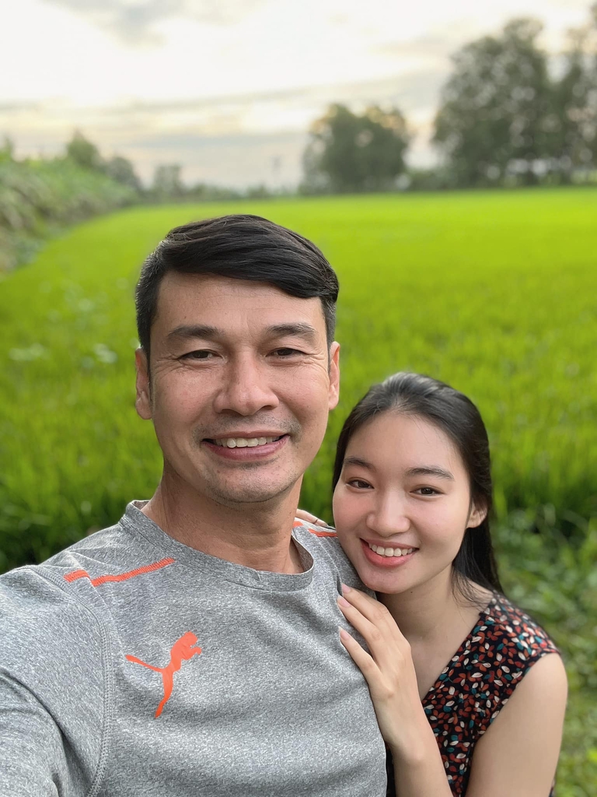 Nam diễn viên hài từng giấu kín chuyện kết hôn ở tuổi 49, cuộc sống với vợ trẻ kém 26 tuổi hiện tại ra sao? - Ảnh 4. Nam diễn viên hài từng giấu kín chuyện kết hôn ở tuổi 49, cuộc sống với vợ trẻ kém 26 tuổi hiện tại ra sao? - Ảnh 4.