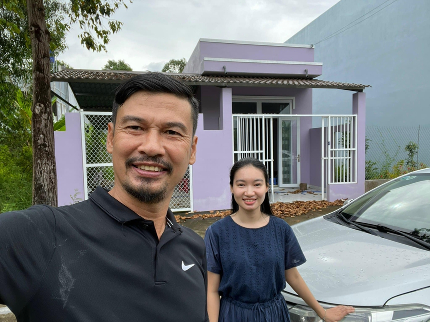 Nam diễn viên hài từng giấu kín chuyện kết hôn ở tuổi 49, cuộc sống với vợ trẻ kém 26 tuổi hiện tại ra sao? - Ảnh 3. Nam diễn viên hài từng giấu kín chuyện kết hôn ở tuổi 49, cuộc sống với vợ trẻ kém 26 tuổi hiện tại ra sao? - Ảnh 3.