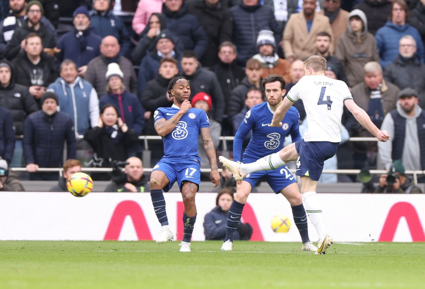 Oliver Skipp có bàn thắng đầu tiên tại Ngoại hạng Anh mùa này với siêu phẩm vào lưới Chelsea