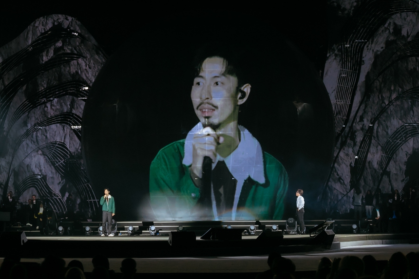 Hà Anh Tuấn "tranh giành fan" xong lại kêu gọi khán giả ủng hộ Đen Vâu, nam rapper khiến cả khán đài cười ngất ngây vì màn phát biểu "hơi lạ"? - Ảnh 5.