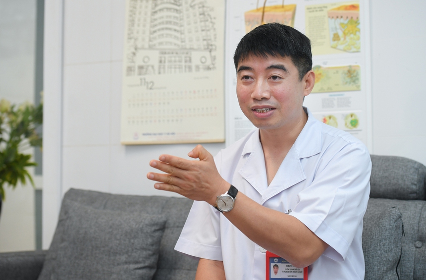 BS da liễu kể nỗi niềm “bệnh không chết người” và những ca sống dở vì trứng cá đỏ: “Không chỉ khám bệnh, kê đơn, chúng tôi còn thay đổi tư duy người bệnh” - Ảnh 4. BS da liễu kể nỗi niềm “bệnh không chết người” và những ca sống dở vì trứng cá đỏ: “Không chỉ khám bệnh, kê đơn, chúng tôi còn thay đổi tư duy người bệnh” - Ảnh 4.