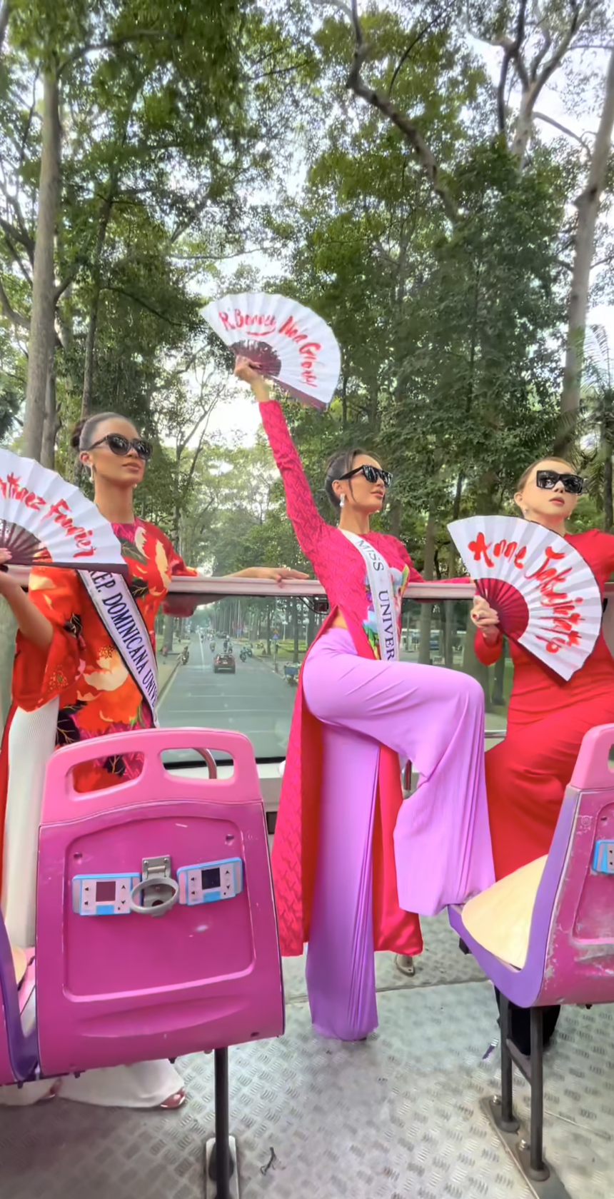 2 trạng thái trái ngược khi Miss Universe sang Việt Nam: Xưa thì hùng hậu, nay yên ắng và 'spotlight' dành cho bà chủ mới - Ảnh 5. 2 trạng thái trái ngược khi Miss Universe sang Việt Nam: Xưa thì hùng hậu, nay yên ắng và 'spotlight' dành cho bà chủ mới - Ảnh 5.