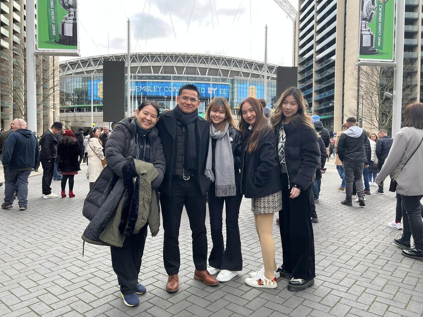 HLV HAGL Kiatisuk và nhà tài trợ gây tranh cãi V-League xem chung kết MU vs Newcastle - Ảnh 3. HLV HAGL Kiatisuk và nhà tài trợ gây tranh cãi V-League xem chung kết MU vs Newcastle - Ảnh 3.