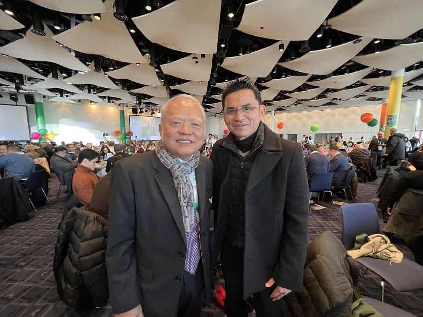 HLV HAGL Kiatisuk và nhà tài trợ gây tranh cãi V-League xem chung kết MU vs Newcastle - Ảnh 4. HLV HAGL Kiatisuk và nhà tài trợ gây tranh cãi V-League xem chung kết MU vs Newcastle - Ảnh 4.