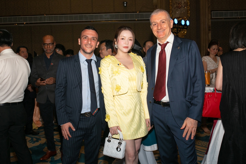 Lý Nhã Kỳ: Nhiều năm sống ở nước ngoài nên tự tin giao tiếp bằng tiếng Anh - Ảnh 4.