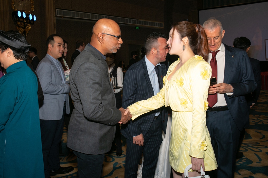 Lý Nhã Kỳ: Nhiều năm sống ở nước ngoài nên tự tin giao tiếp bằng tiếng Anh - Ảnh 2.