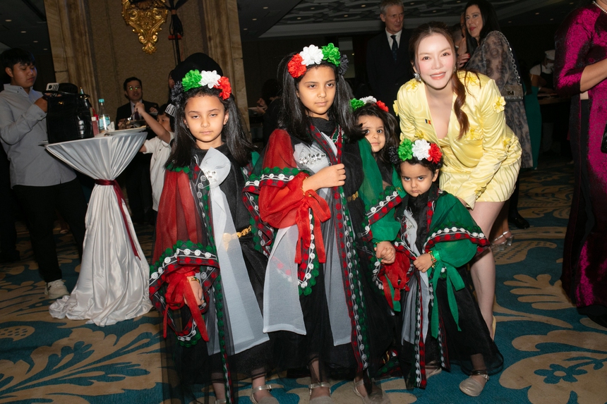 Lý Nhã Kỳ: Nhiều năm sống ở nước ngoài nên tự tin giao tiếp bằng tiếng Anh - Ảnh 1.