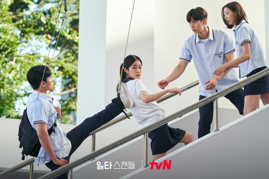 'Crash Course in Romance' và 'When the Camellia Blooms': Vừa giống mà lại vừa khác - Ảnh 6.