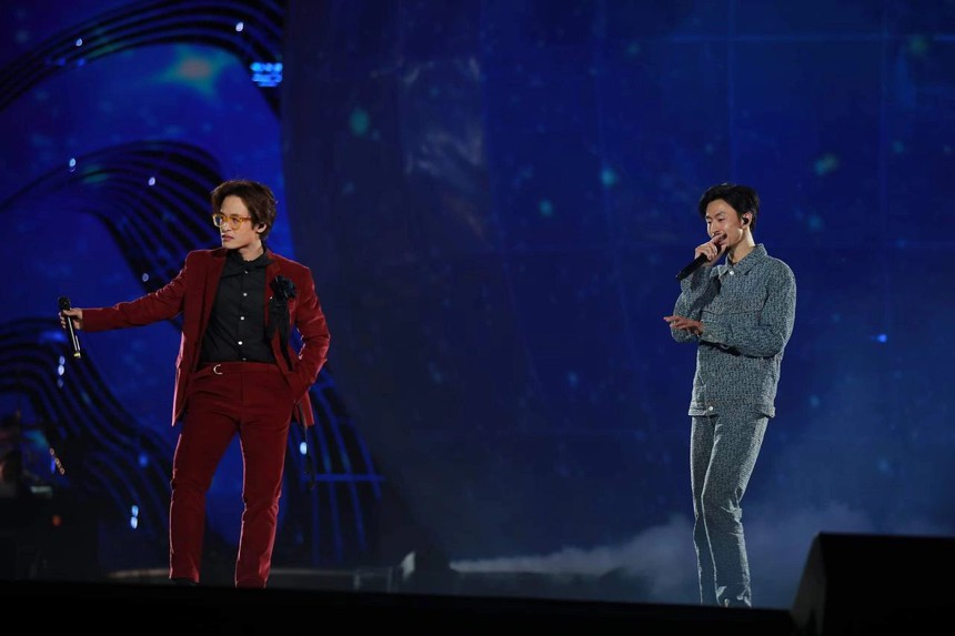 Hà Anh Tuấn "tranh giành fan" xong lại kêu gọi khán giả ủng hộ Đen Vâu, nam rapper khiến cả khán đài cười ngất ngây vì màn phát biểu "hơi lạ"? - Ảnh 2.