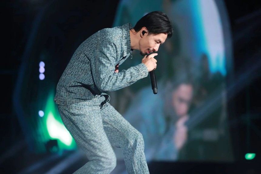 Hà Anh Tuấn "tranh giành fan" xong lại kêu gọi khán giả ủng hộ Đen Vâu, nam rapper khiến cả khán đài cười ngất ngây vì màn phát biểu "hơi lạ"? - Ảnh 1.