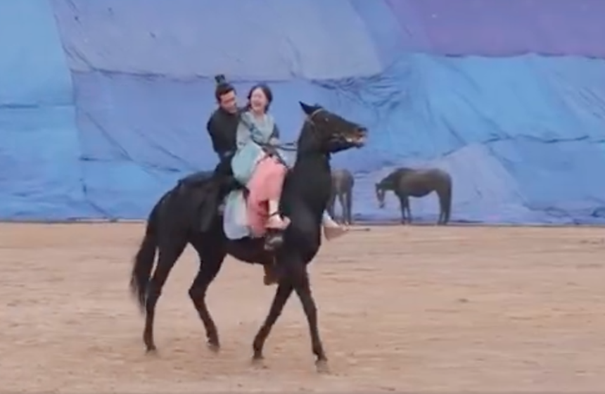 Cảnh Triệu Lộ Tư - Ngô Lỗi cưỡi ngựa gây sốt trở lại, lý do liên quan đến ồn ào của nữ chính - Ảnh 2.