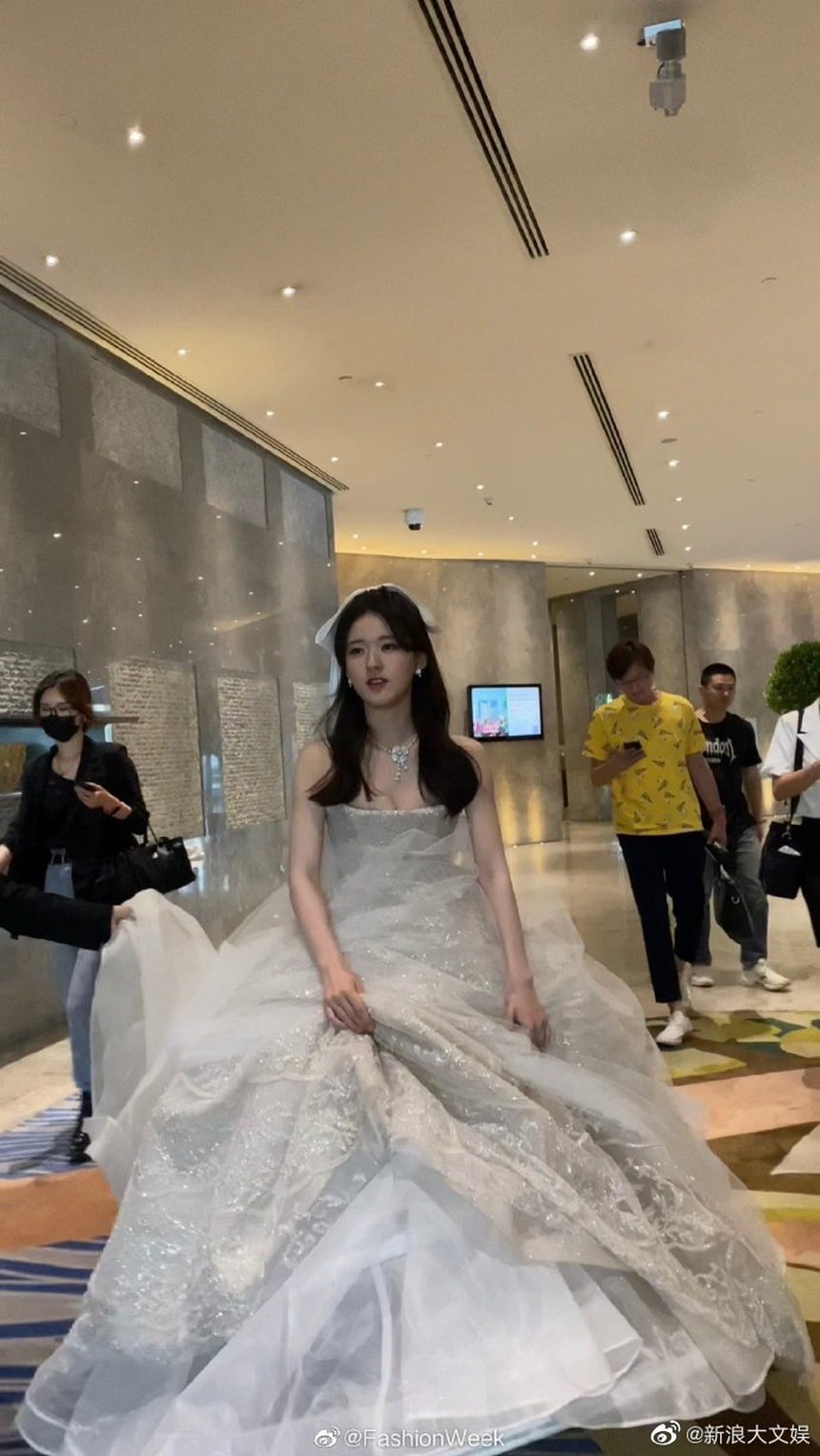 Nhìn lại loạt khoảnh khắc ‘team qua đường’ của dàn mỹ nhân Hoa ngữ gây bão cõi mạng - Ảnh 9.