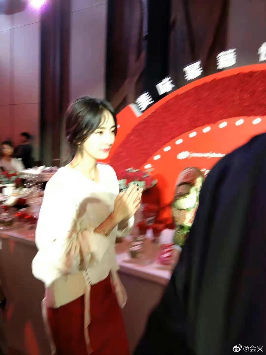 Nhìn lại loạt khoảnh khắc ‘team qua đường’ của dàn mỹ nhân Hoa ngữ gây bão cõi mạng - Ảnh 1.