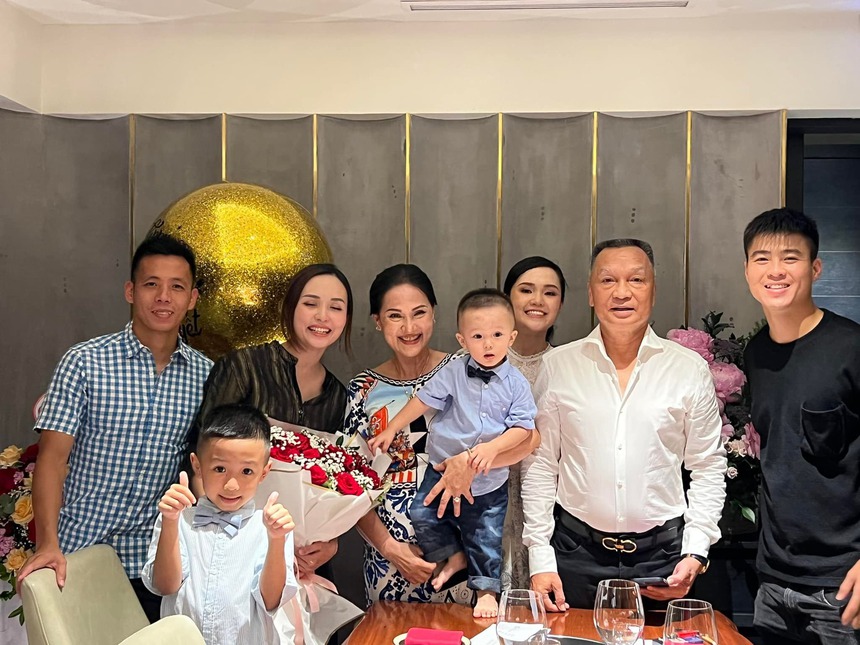 Giữa tranh cãi Quả bóng Vàng, em vợ lên tiếng bảo vệ Văn Quyết: "Người hơn mình thì con người ta thường ghen và không ưa" - Ảnh 4. Giữa tranh cãi Quả bóng Vàng, em vợ lên tiếng bảo vệ Văn Quyết: "Người hơn mình thì con người ta thường ghen và không ưa" - Ảnh 4.