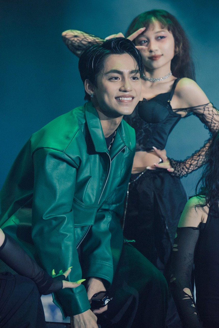 MONO ở trời Tây lạ lắm: Cởi áo khoe body táo bạo, gây sốt MXH vì quá sexy! - Ảnh 5.