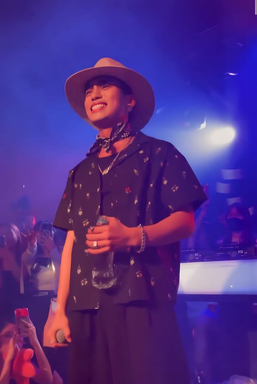 MONO ở trời Tây lạ lắm: Cởi áo khoe body táo bạo, gây sốt MXH vì quá sexy! - Ảnh 2.