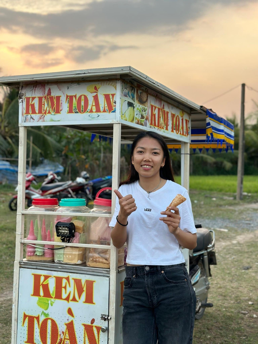 Huỳnh Như nhảy "See Tình" mượt mà cùng dàn nam nữ sinh  - Ảnh 4.