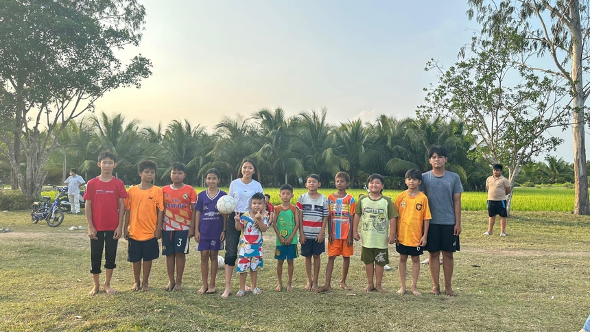 Huỳnh Như nhảy "See Tình" mượt mà cùng dàn nam nữ sinh  - Ảnh 3.