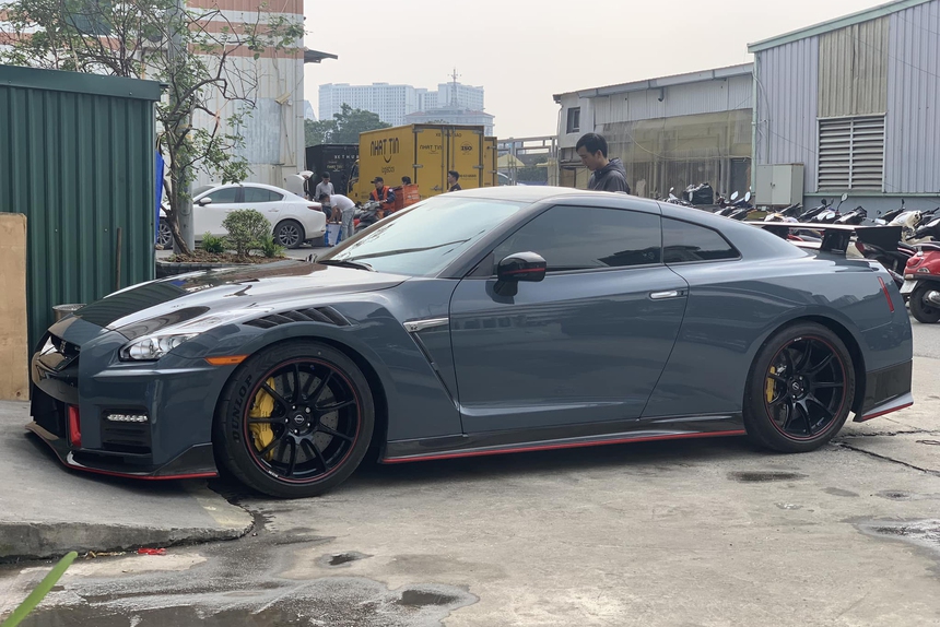 Nissan GT-R R35 phiên bản đặc biệt cập bến showroom xe đình đám tại Hà Nội - Ảnh 1. Nissan GT-R R35 phiên bản đặc biệt cập bến showroom xe đình đám tại Hà Nội - Ảnh 1.