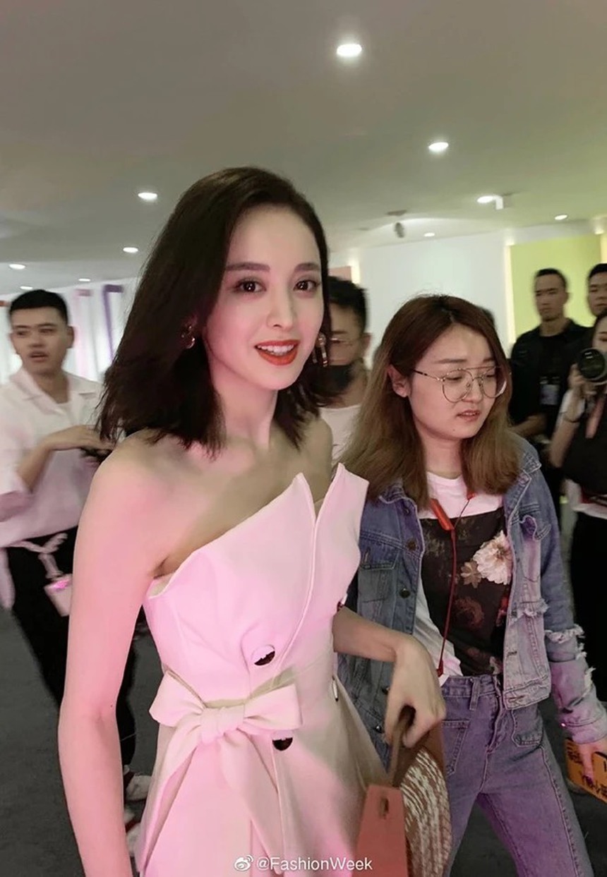 Nhìn lại loạt khoảnh khắc ‘team qua đường’ của dàn mỹ nhân Hoa ngữ gây bão cõi mạng - Ảnh 5.