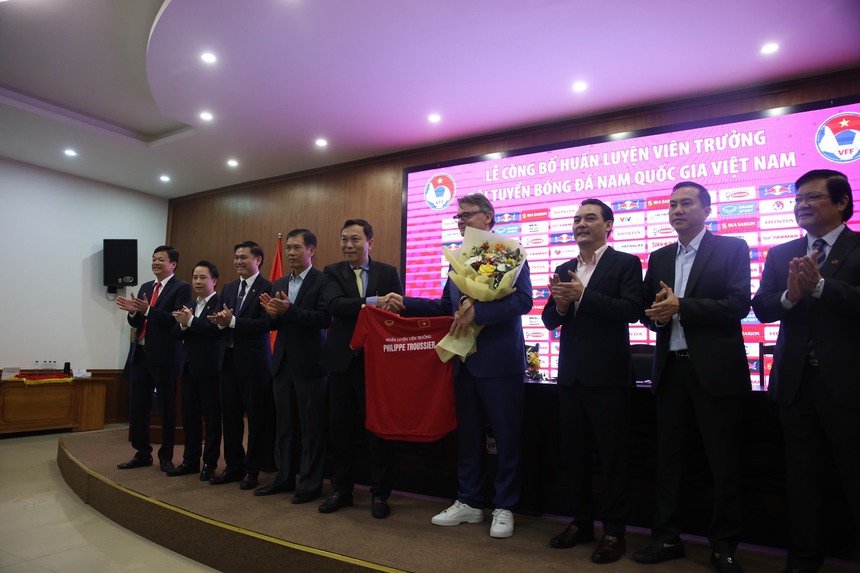 HLV Troussier: 'World Cup là mục tiêu sau cùng của bóng đá Việt Nam' - Ảnh 3. HLV Troussier: 'World Cup là mục tiêu sau cùng của bóng đá Việt Nam' - Ảnh 3.