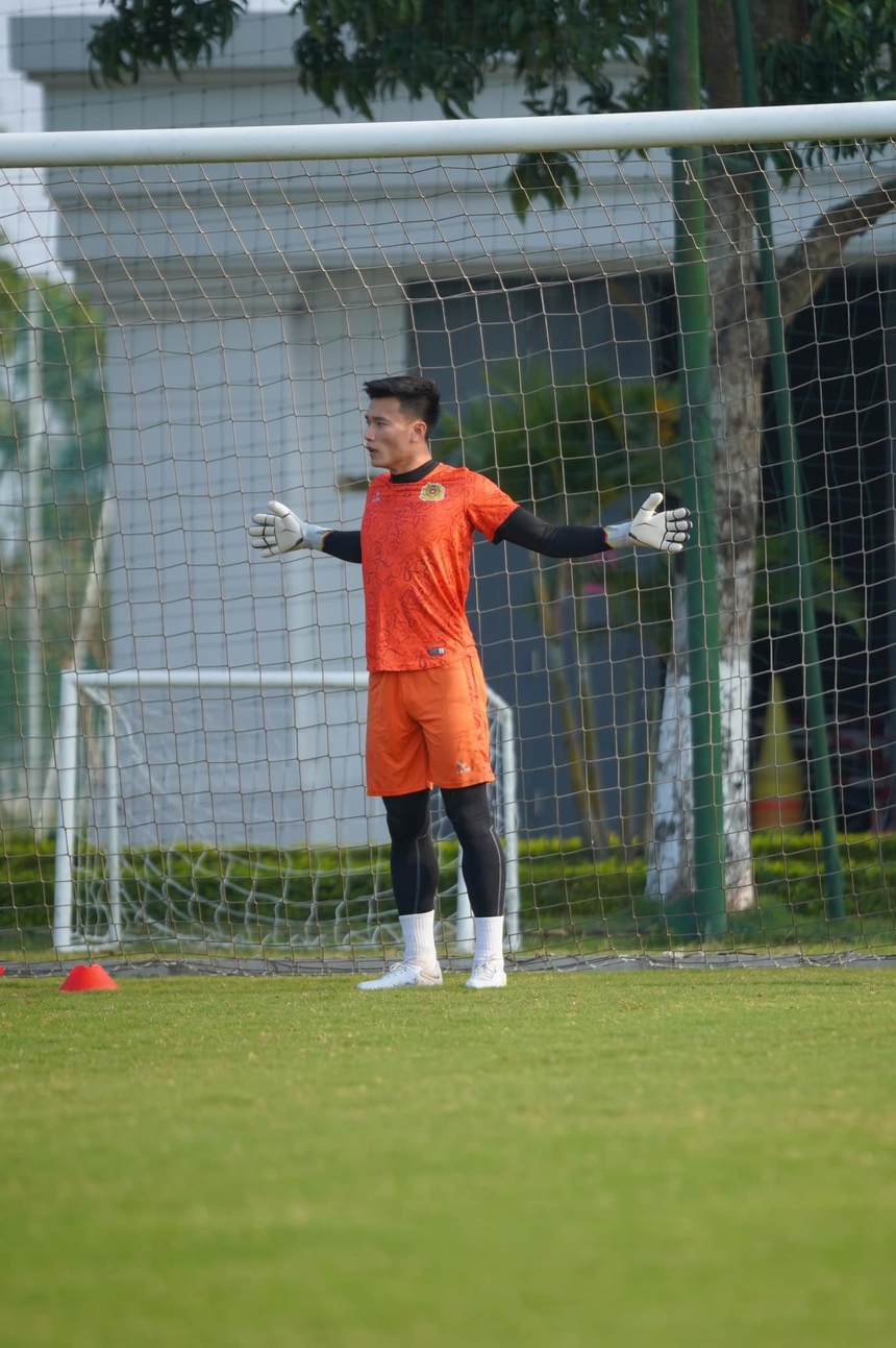 Thủ môn Bùi Tiến Dũng tích cực 'luyện công' trong ngày nghỉ để cạnh tranh với Patrik Lê Giang? - Ảnh 2.