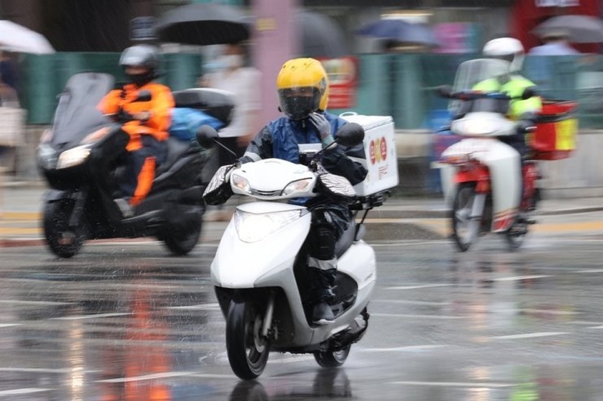 Shipper ngất xỉu trên đường, khách vẫn chỉ hỏi về món ăn giao thiếu: Khi nghề giao hàng đã "nguội" về tình người, tiền bạc, lương cao liệu có đủ bù đắp? - Ảnh 4. Shipper ngất xỉu trên đường, khách vẫn chỉ hỏi về món ăn giao thiếu: Khi nghề giao hàng đã "nguội" về tình người, tiền bạc, lương cao liệu có đủ bù đắp? - Ảnh 4.