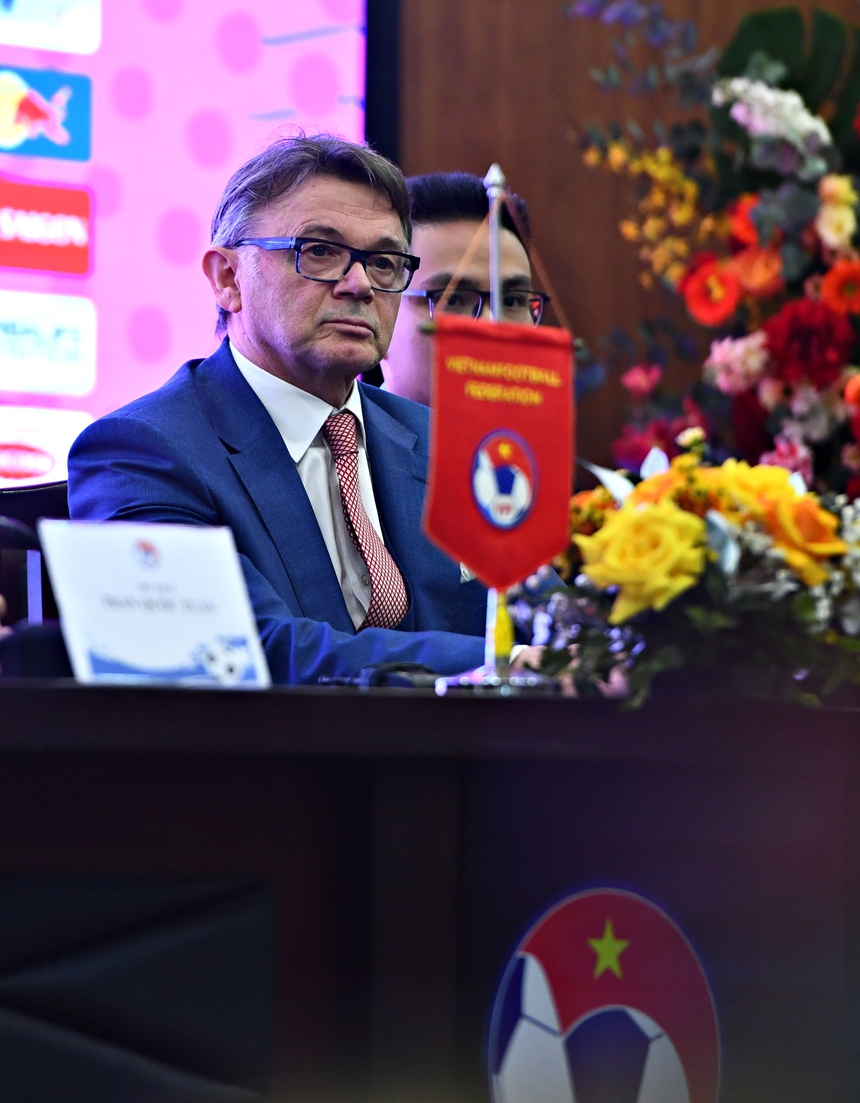 HLV Philippe Troussier diện trang phục trẻ trung, rạng ngời trong ngày nhậm chức HLV trưởng ĐT Việt Nam  - Ảnh 2.
